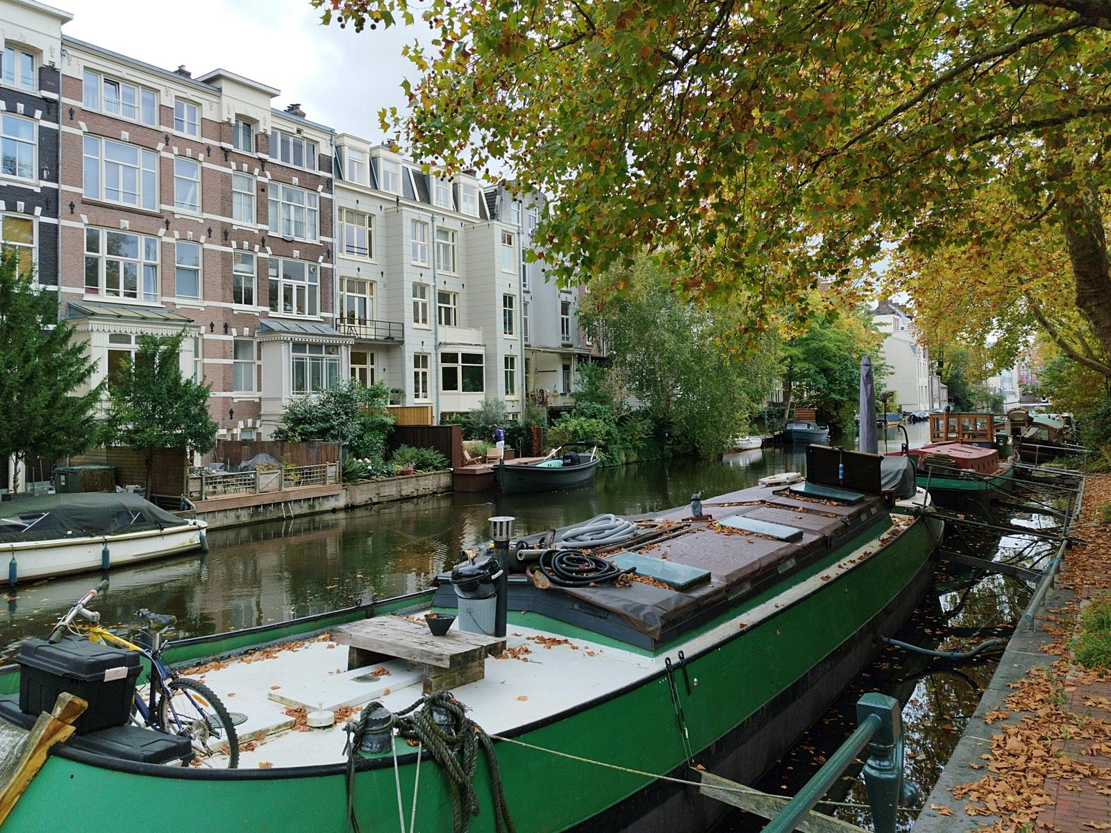 Historic canal with houseboats and colorful buildings — Christianshavn's canals share this Dutch-inspired style