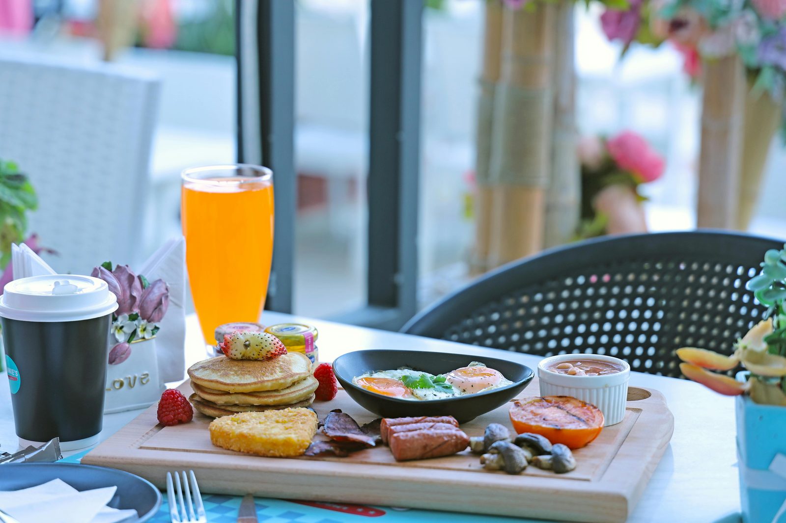 Brunch with coffee and juice — Copenhagen brunch spots typically pair specialty coffee with fresh-pressed juices