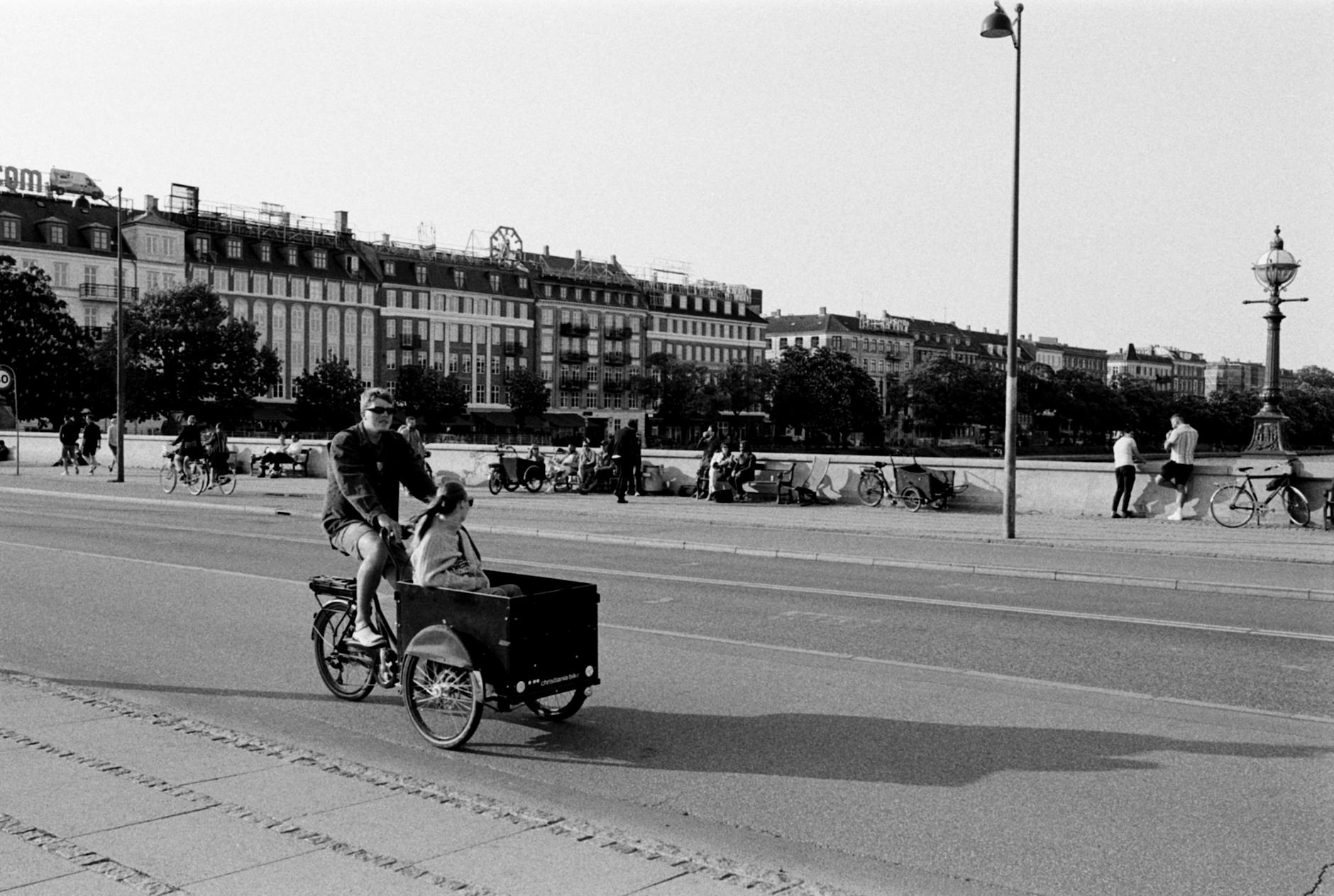 Watch the busy cycle lanes when crossing in Copenhagen