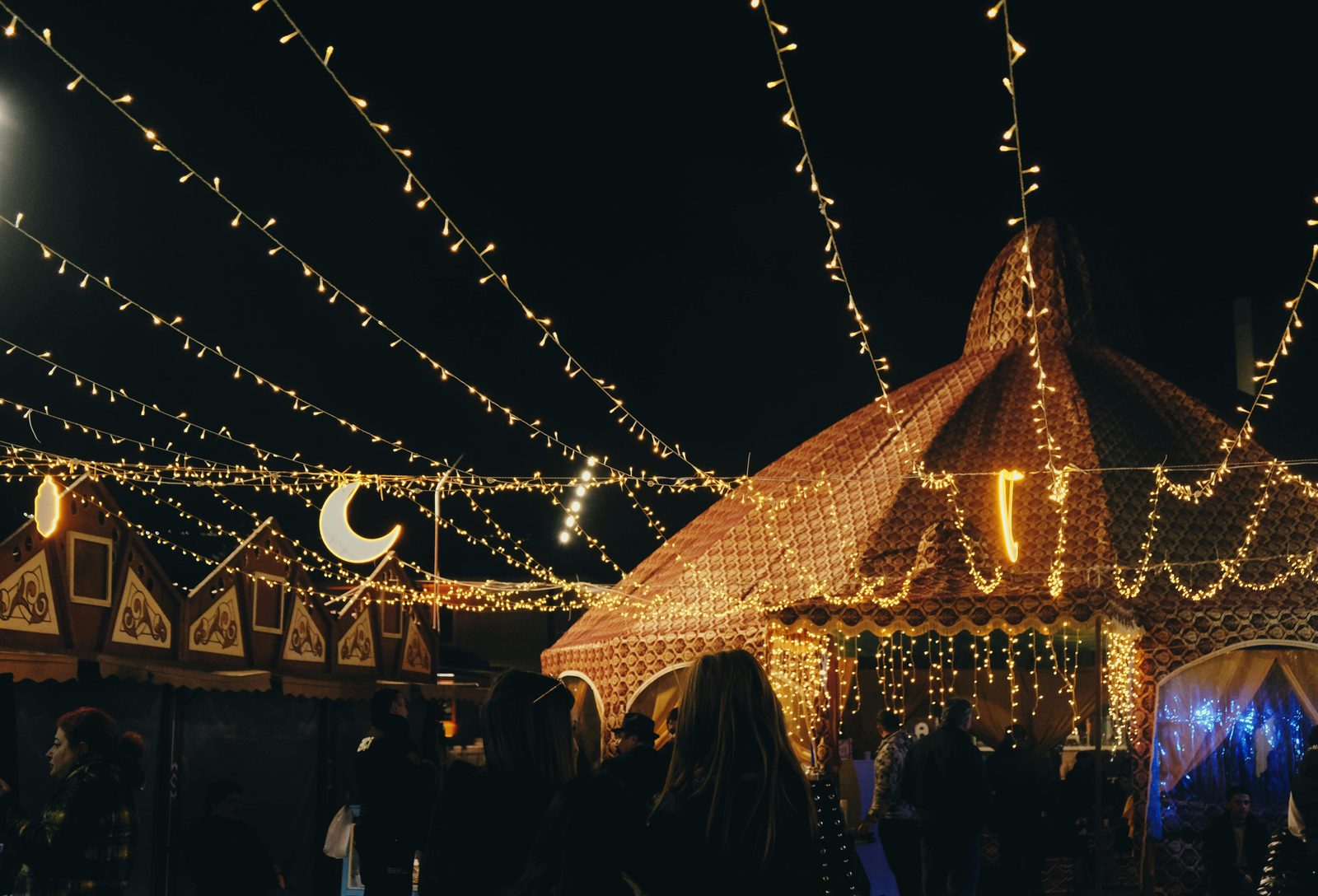 Evening market with festoon lights and crowds — Copenhagen street food markets shine at sunset (April-October), with extended hours until 22:00