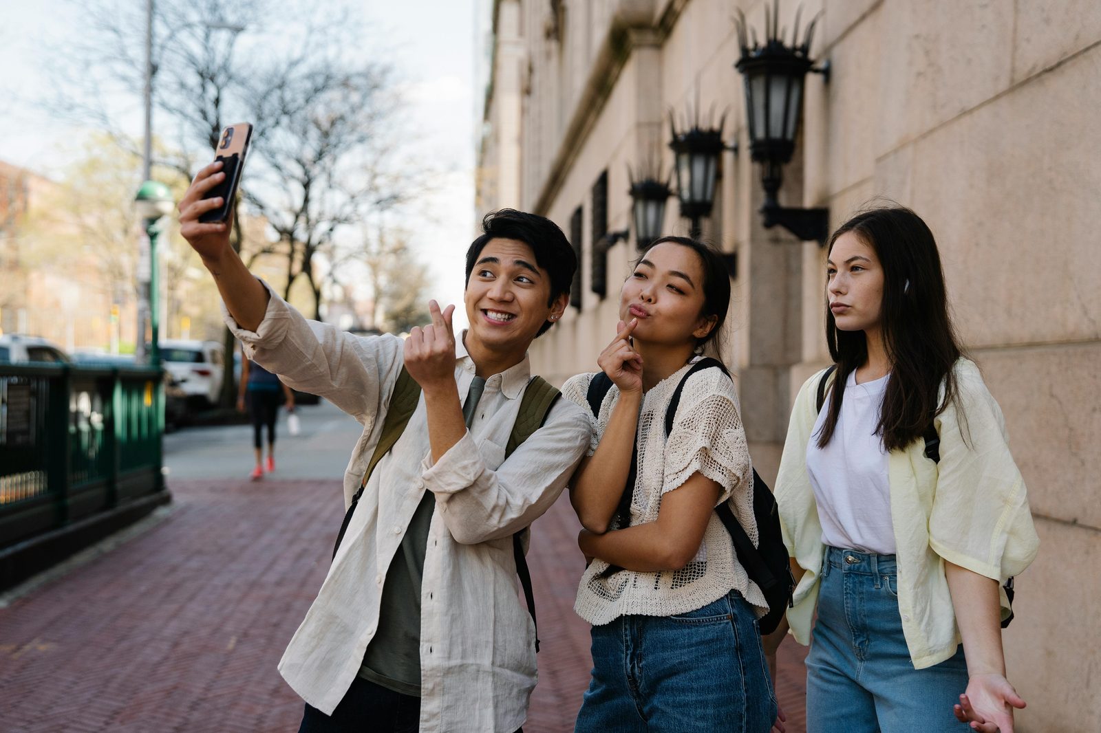 Teenagers exploring city happy — Copenhagen with teenagers offers Instagram-worthy spots, shopping, food, and modern attractions
