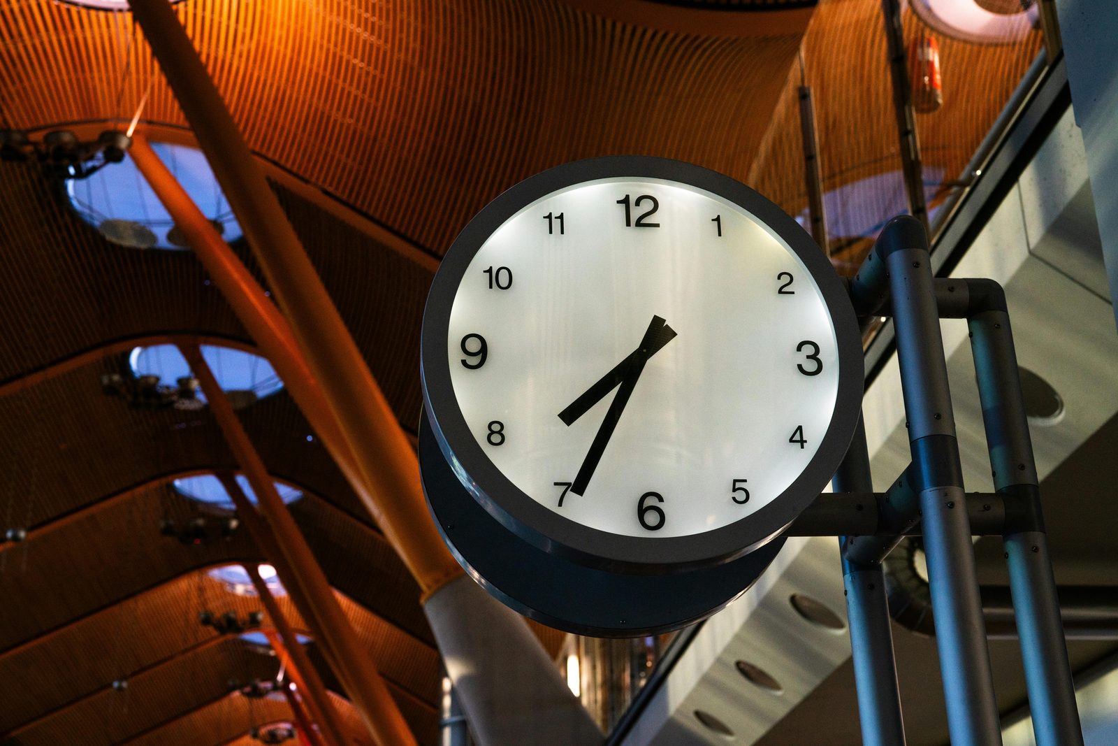 An airport clock — the timing maths that make or break a Copenhagen layover