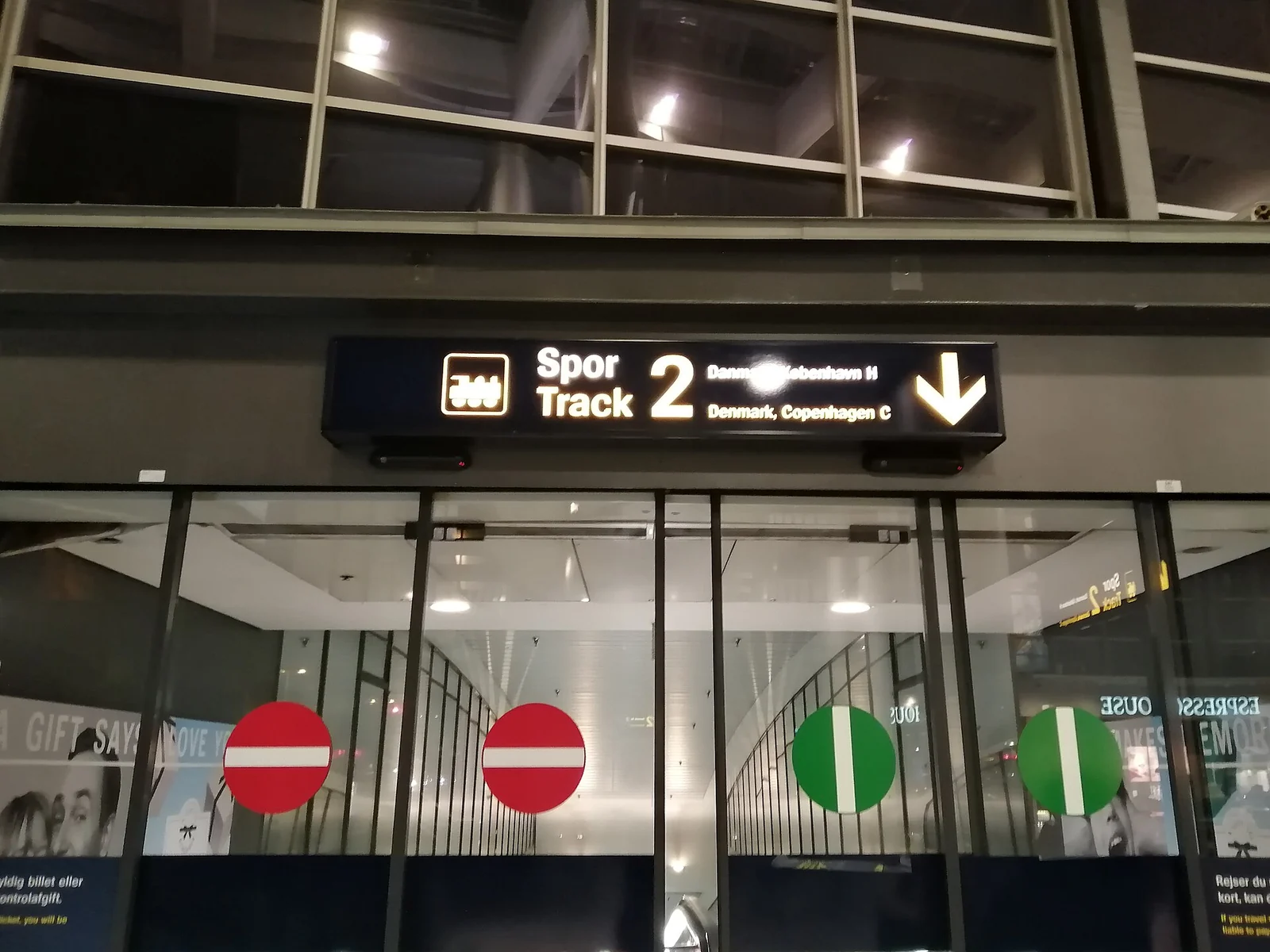 The sign for track 2 at Copenhagen Airport station, marked for trains to Kobenhavn H, Copenhagen Central Station