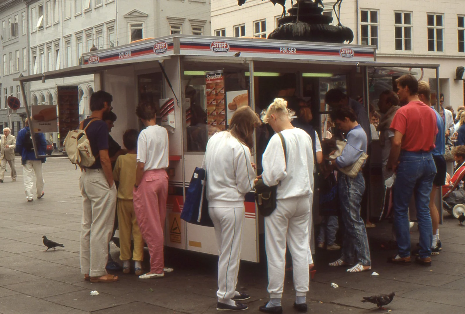 Customers queueing at a Steff Houlberg hot dog stand beside the Stork Fountain in Copenhagen in 1988
