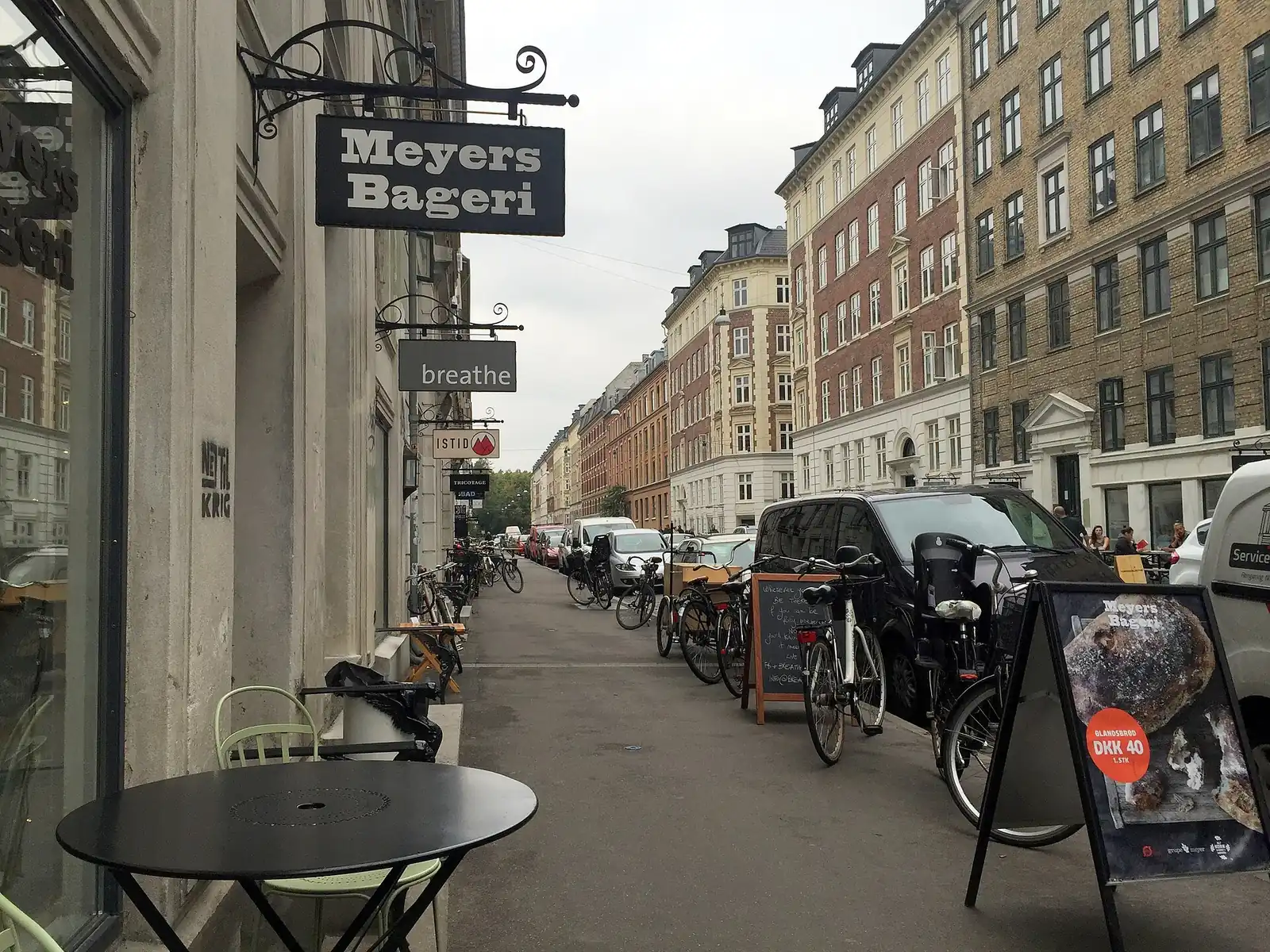 Café tables and bicycles on Jægersborggade in Nørrebro